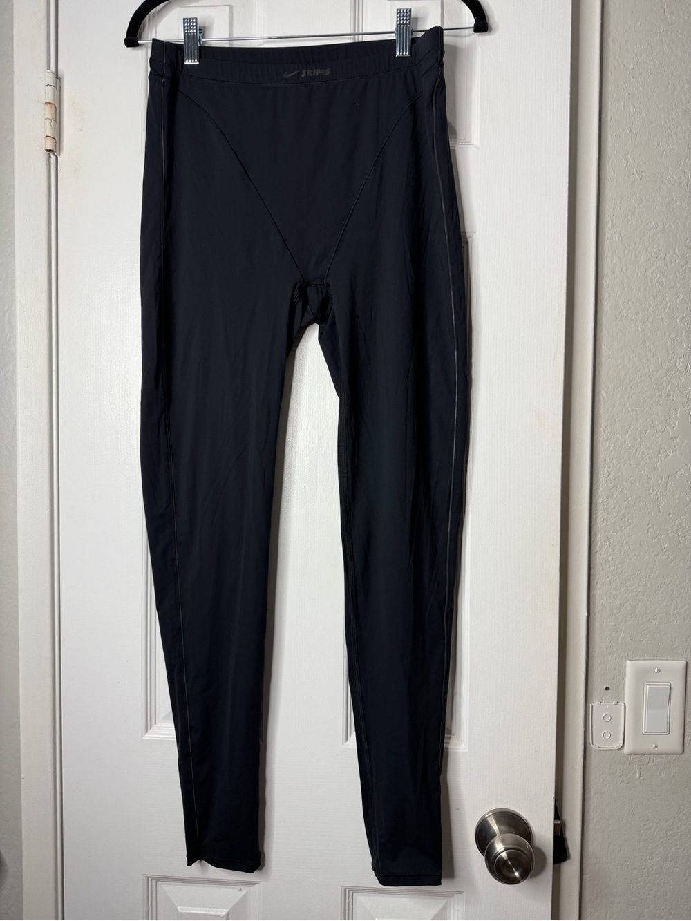 Nike x SKIMS Weightless V-Panel Full Legging in Obsidian - Picture 7 of 7